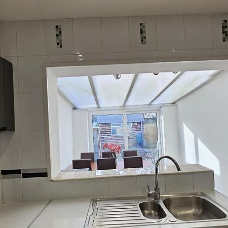 The Crescent, 3 Bed House With 2-3 Parking Spaces, Great For Contractors And Family Greenhithe Exterior foto