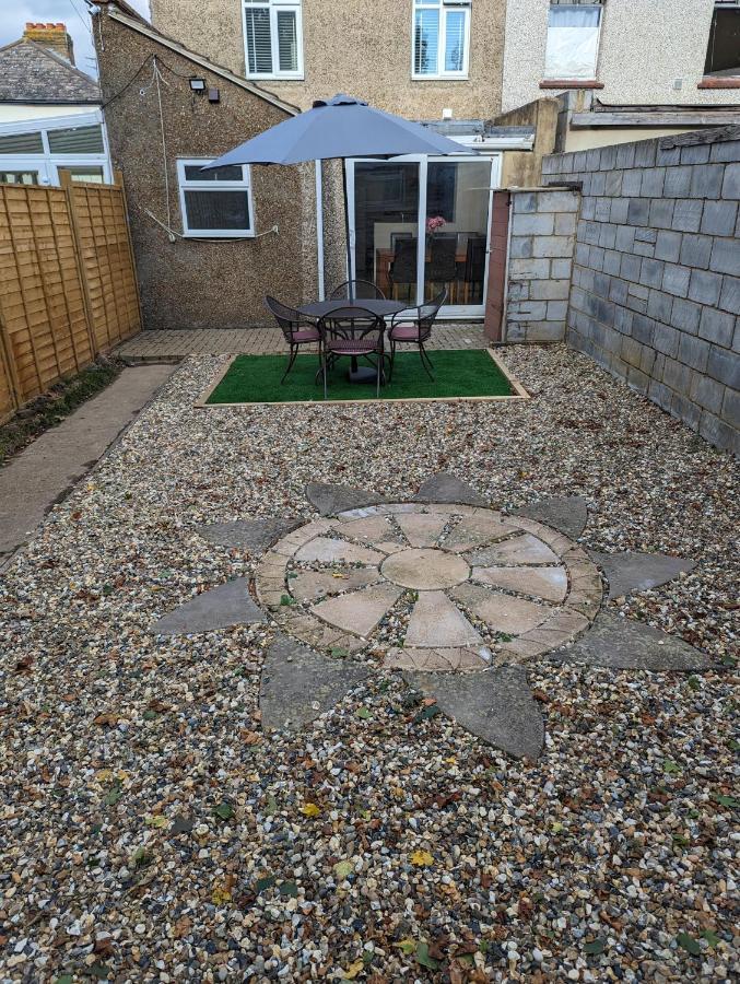 The Crescent, 3 Bed House With 2-3 Parking Spaces, Great For Contractors And Family Greenhithe Exterior foto