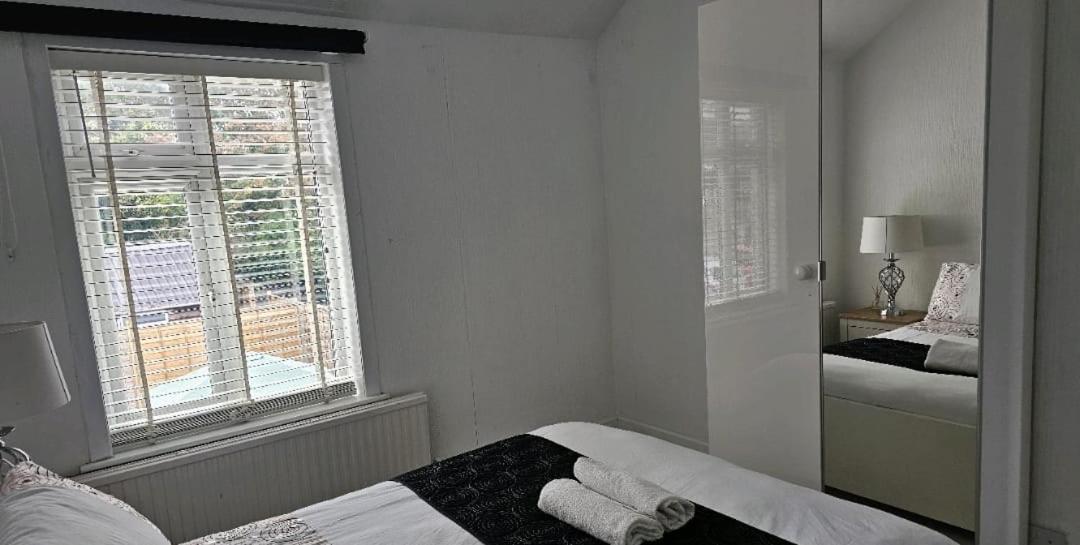 The Crescent, 3 Bed House With 2-3 Parking Spaces, Great For Contractors And Family Greenhithe Exterior foto