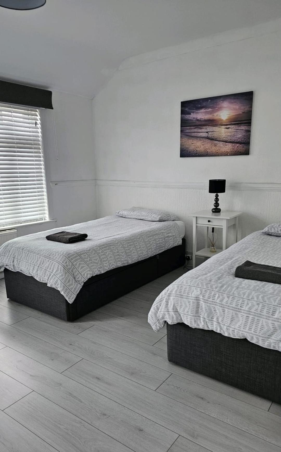 The Crescent, 3 Bed House With 2-3 Parking Spaces, Great For Contractors And Family Greenhithe Exterior foto